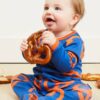 Pyjama une pièce en coton biologique motifs « bretzel » – Image 2