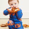 Pyjama une pièce en coton biologique motifs « bretzel » – Image 3
