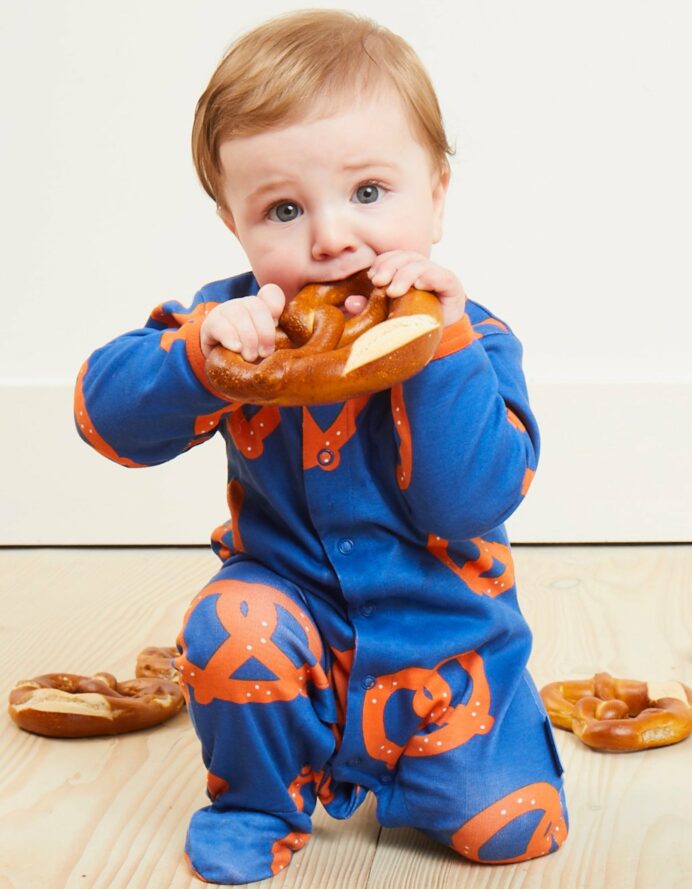 Pyjama une pièce en coton biologique motifs « bretzel » – Image 4