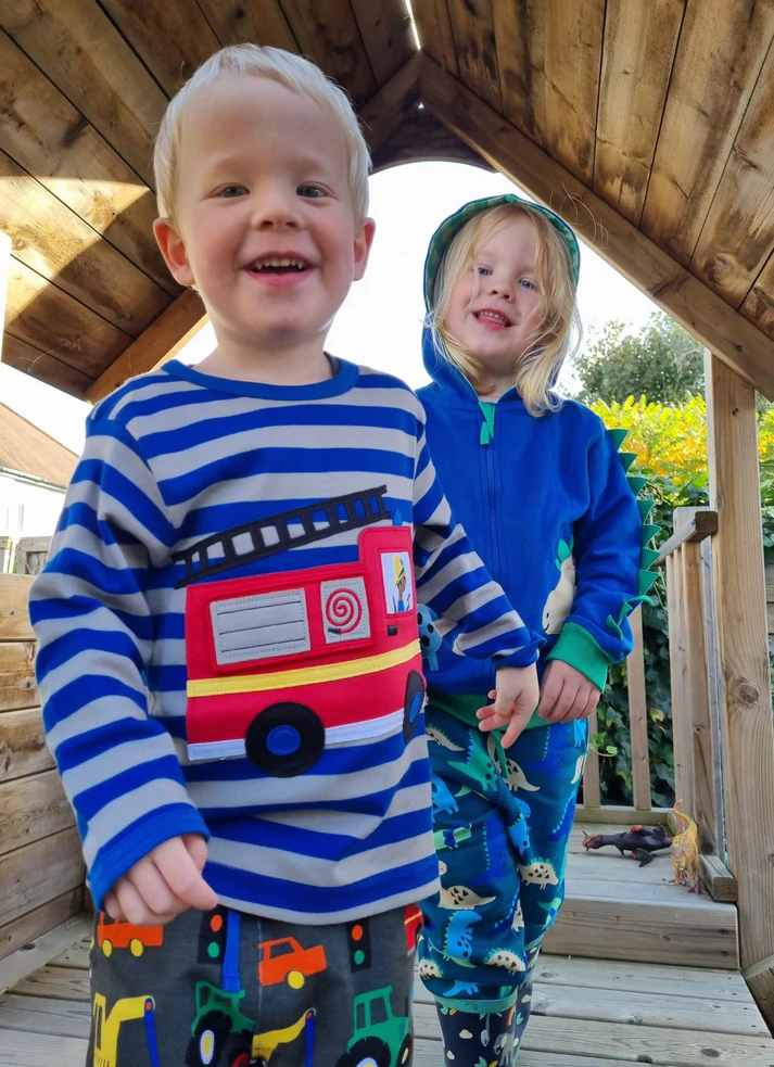 T-shirt manches longues avec volet en coton biologique motifs « pompiers » – Image 5