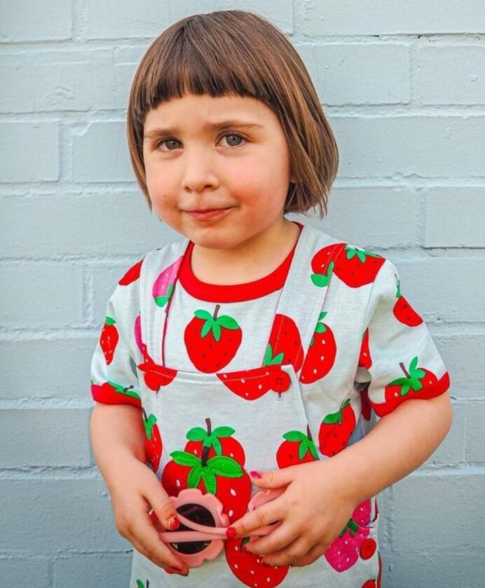 Pyjama deux pièces manches courtes en coton bio motifs « fraises » – Image 4